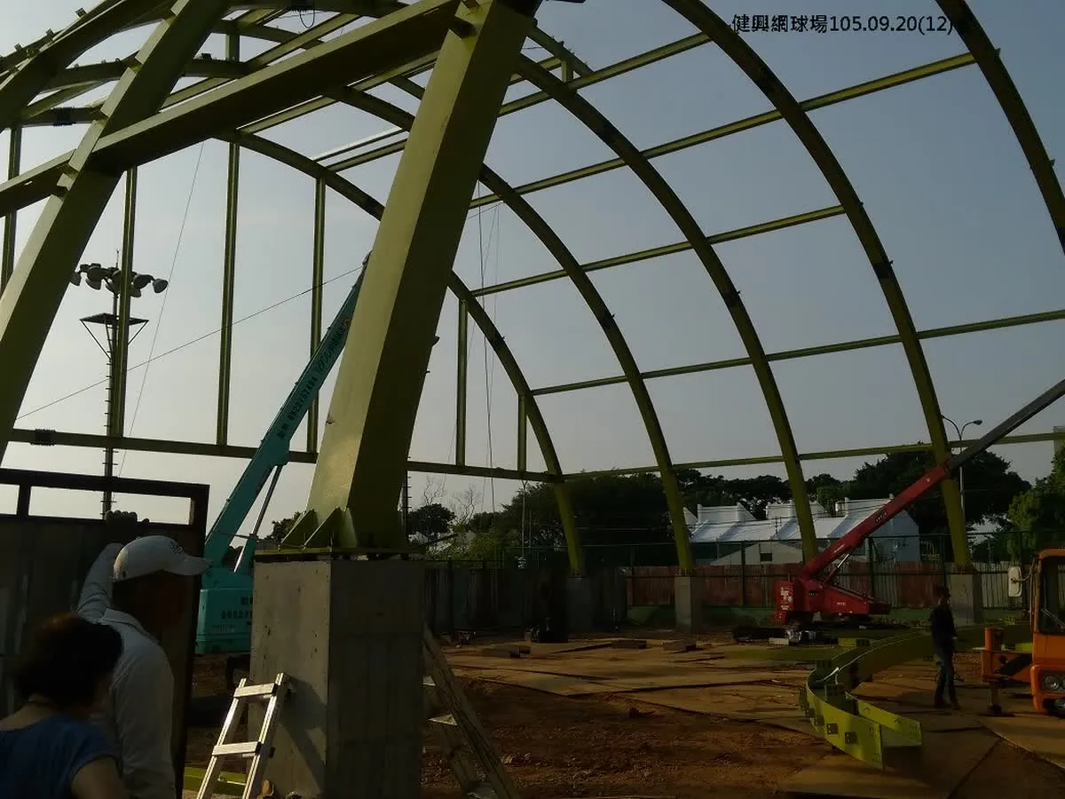 建興球場|由場內看拱架與繫梁