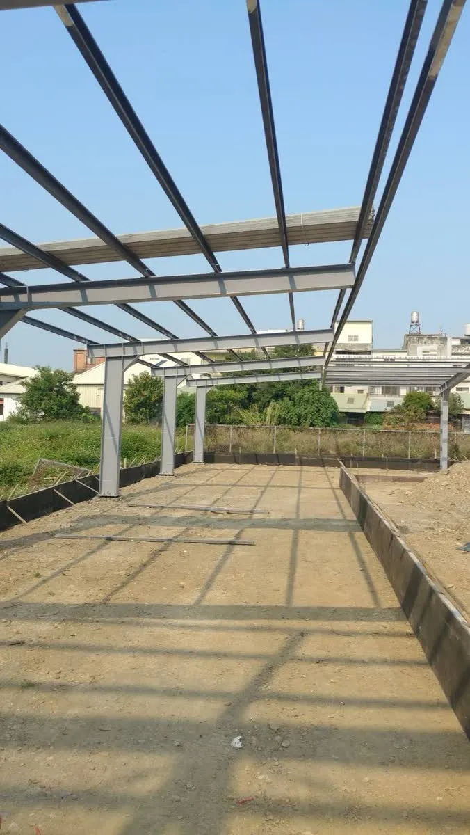 廠區實景：廠房鋼構骨架與基礎