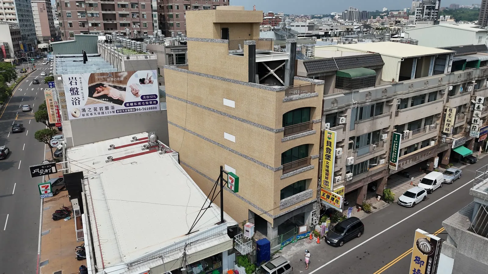 彰化市街屋住宅鋼構工程｜街角全景，可見頂層鋼構與臨街立面