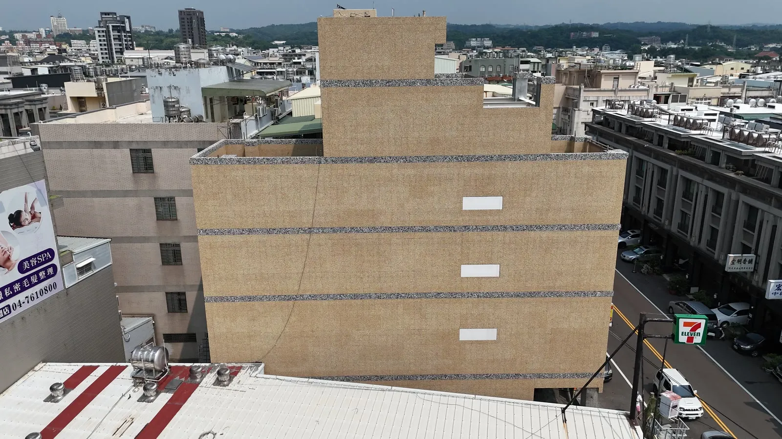 彰化市街屋住宅鋼構工程｜背立面：洗石子外牆與退縮的量體