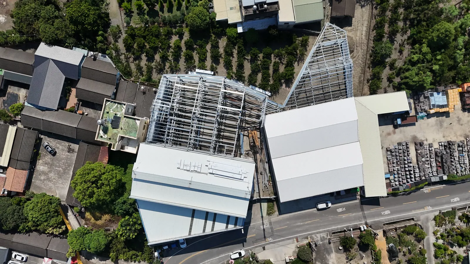 長青園藝新舊廠連接廠房｜空拍全景：連接新舊廠房的量體，右上角為同基地的三角形鋼架