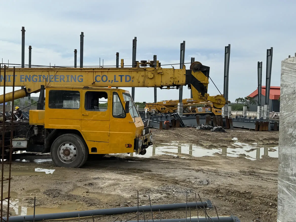 泰國北柳府廠房興建統包|當地吊車進場
