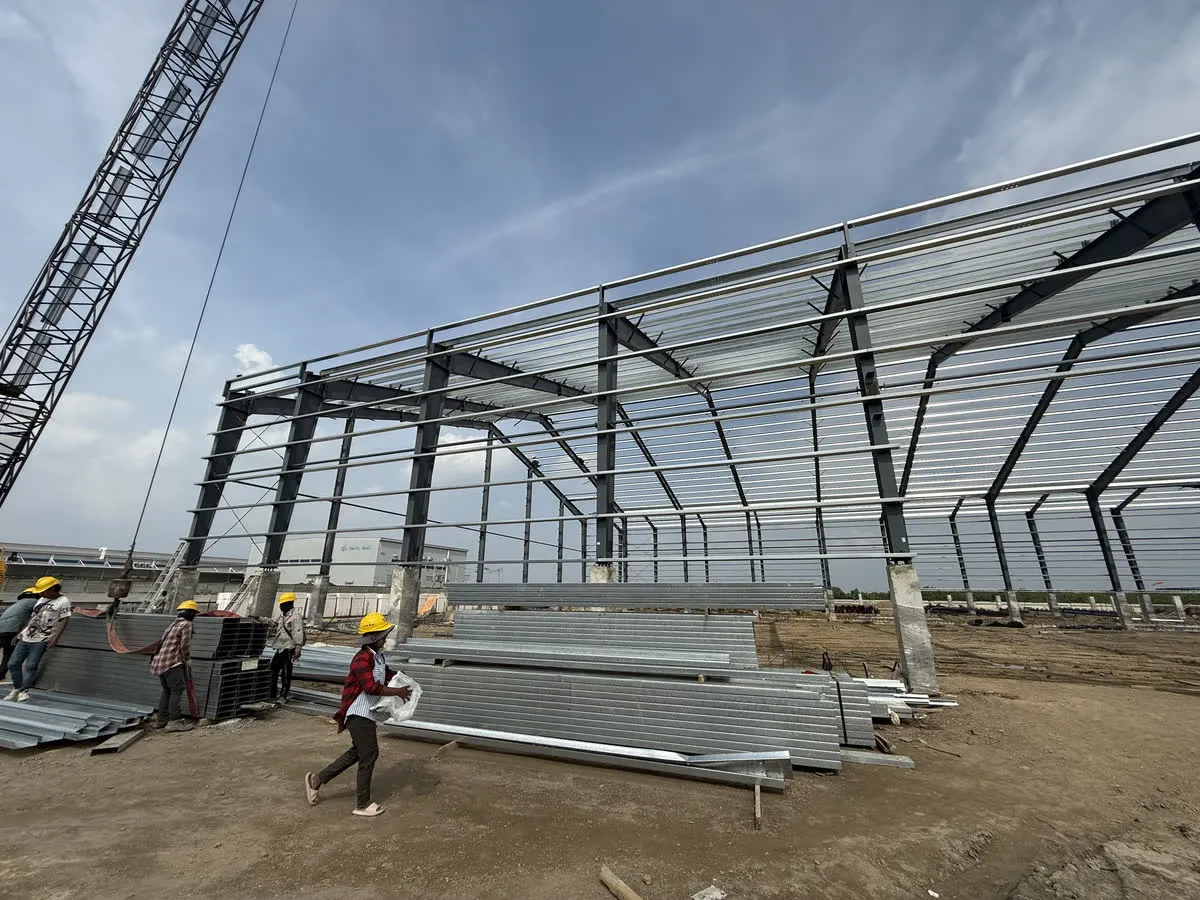 泰國北柳府廠房興建統包|屋面板進場